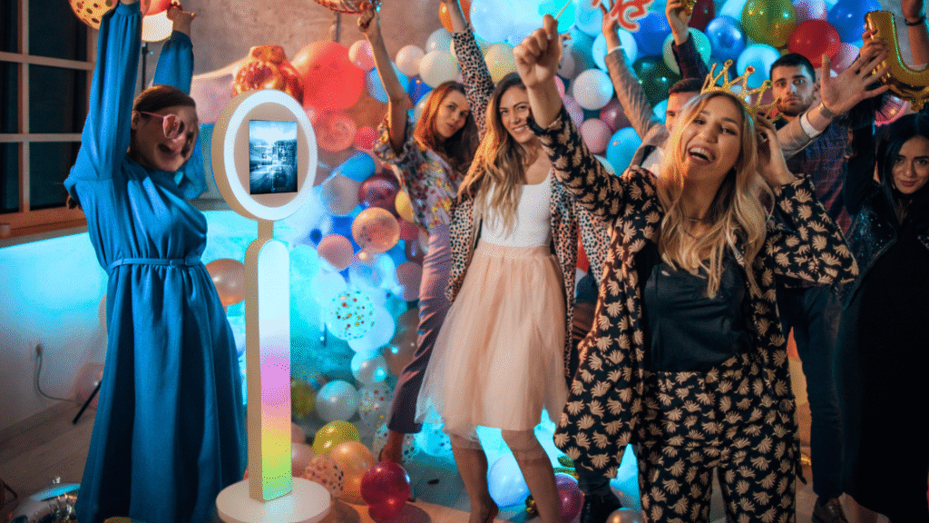 Glada gäster vid fotobås – rolig aktivitet till fest från Partyson